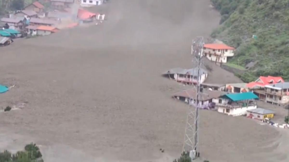 उत्तरकाशी में बादल फटने से बाजार, घर और होटल मलबे में तब्दील, वीडियो में रिकॉर्ड हुआ तबाही का मंजर
