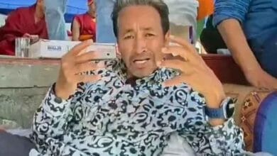 लद्दाख हिंसा में नया मोड़: गृह मंत्रालय ने सोनम वांगचुक के एनजीओ का एफसीआरए प्रमाण पत्र रद्द किया New twist in Ladakh violence: Home Ministry cancels FCRA certificate of Sonam Wangchuk's NGO