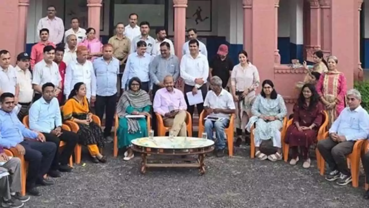 सादुल स्पोर्ट्स स्कूल में बैठक के दौरान स्थानीय प्रशासन और स्कूल स्टाफ