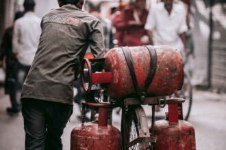 योगी सरकार का दीवाली तोहफा: 1.86 करोड़ महिलाओं को मुफ्त मिलेगा LPG सिलेंडर