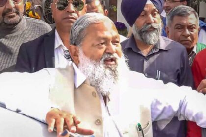 राजनाथ सिंह की गाड़ी छूटने से मंत्री अनिल विज सड़क पर हाथ हिलाते रह गए, फिर जिंदल की गाड़ी में पहुंचे कुरुक्षेत्र