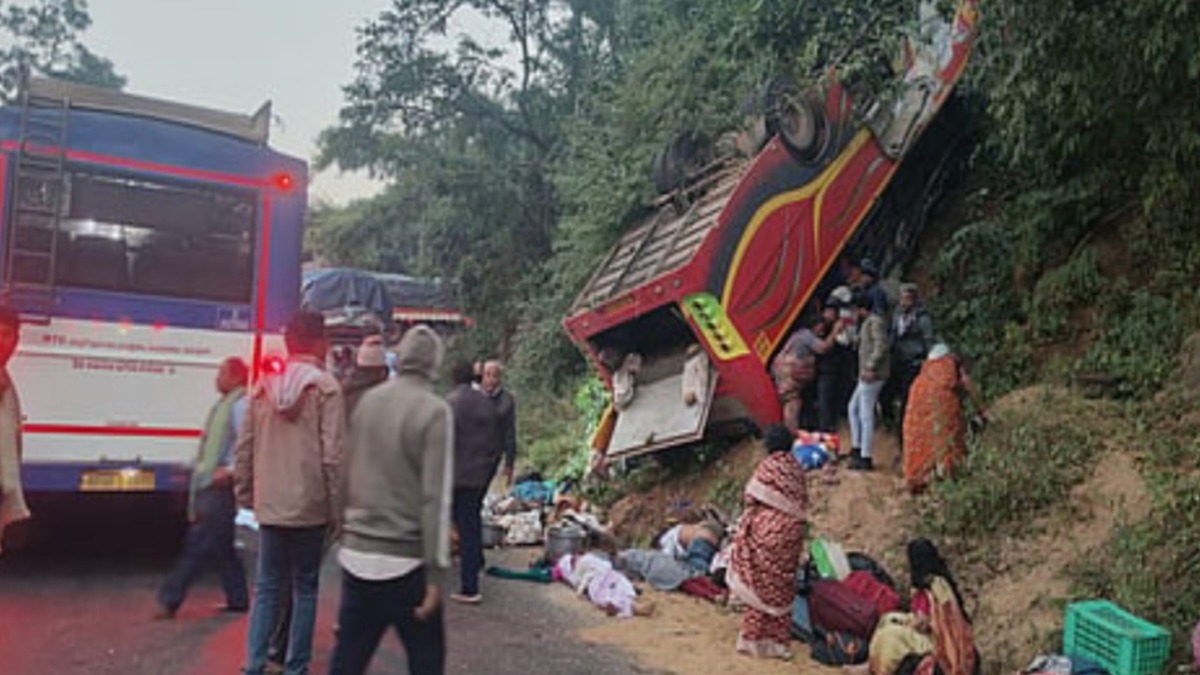 आंध्र प्रदेश में बड़ा सड़क हादसा: तीर्थयात्रियों से भरी बस खाई में गिरी, 8 की मौत – राहत कार्य तेज आंध्र प्रदेश में बड़ा सड़क हादसा: तीर्थयात्रियों से भरी बस खाई में गिरी, 8 की मौत – राहत कार्य तेज