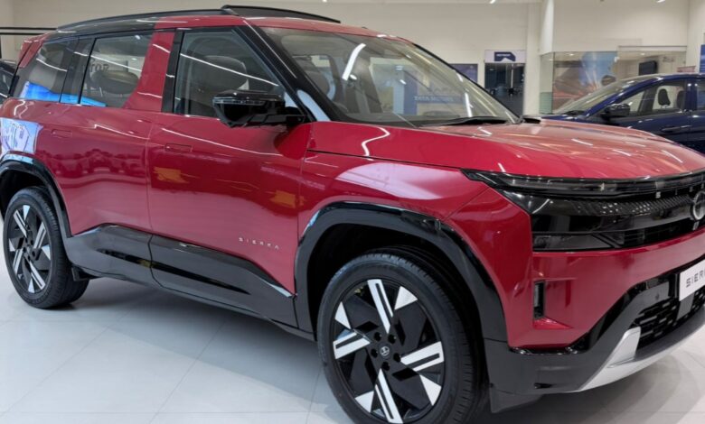 Tata Sierra शोरूम पहुंची, बुकिंग में रिकॉर्ड तोड़ उछाल: 15 जनवरी 2026 से डिलीवरी