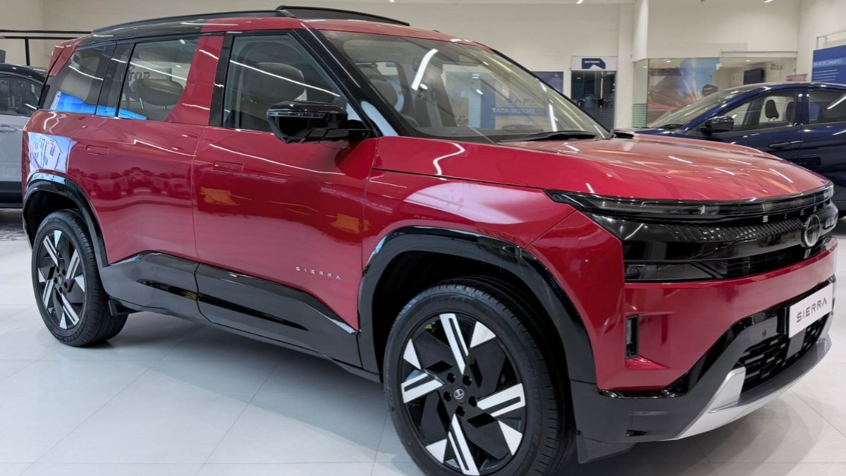 Tata Sierra शोरूम पहुंची, बुकिंग में रिकॉर्ड तोड़ उछाल: 15 जनवरी 2026 से डिलीवरी