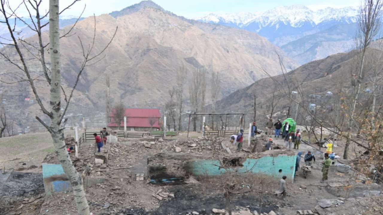 बीएसएफ ने पुंछ में आग से बेघर परिवारों को दी मदद! अस्थायी आश्रय के लिए तंबू और टार्पॉलिन मुहैया करवाये बीएसएफ ने पुंछ में आग से बेघर परिवारों को दी मदद! अस्थायी आश्रय के लिए तंबू और टार्पॉलिन मुहैया करवाये