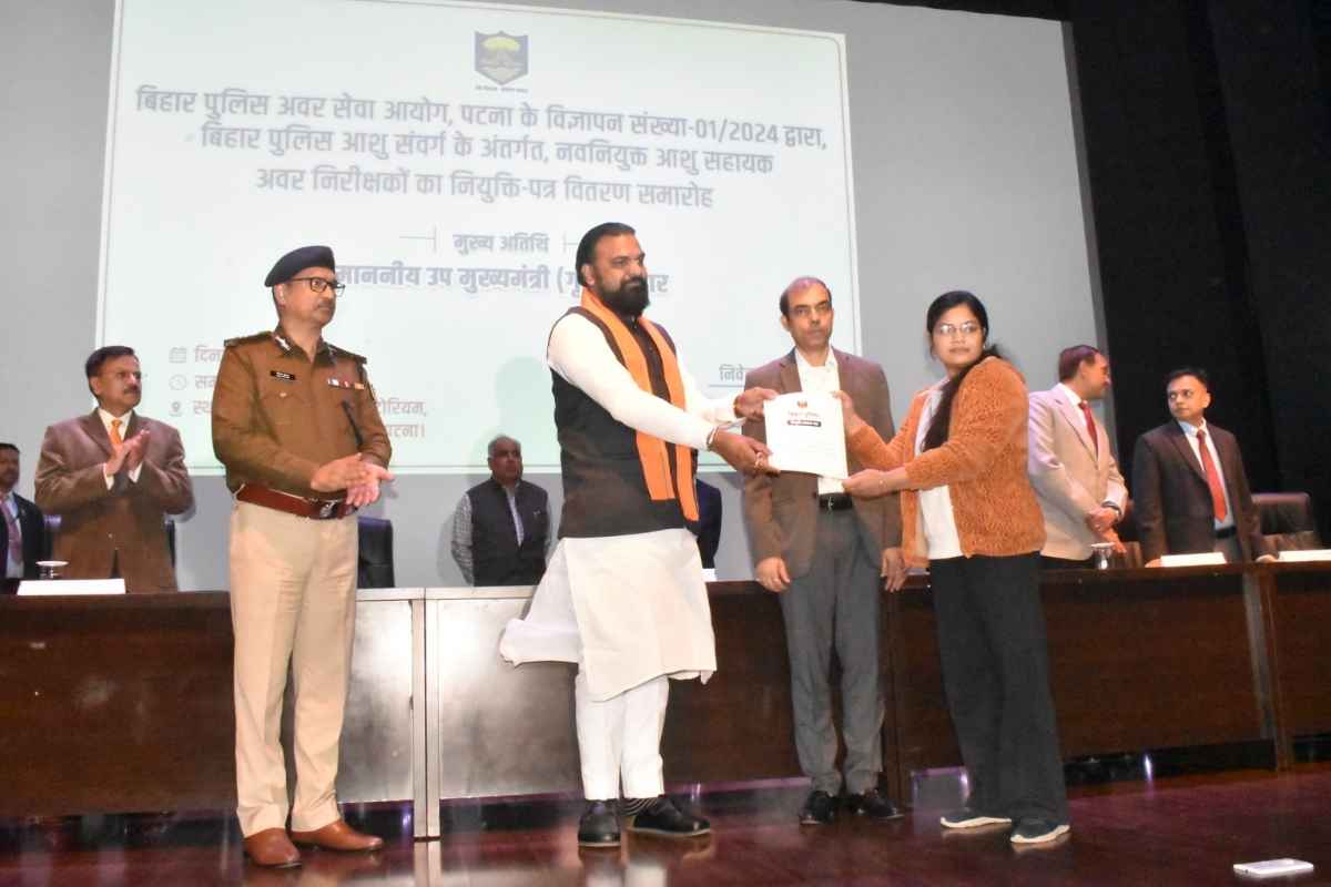 सम्राट चौधरी ने नवनियुक्त आशु सहायक अवर निरीक्षकों को बांटे नियुक्ति पत्र, कहा - बंद होगा 'गुंडा बैंक' गृहमंत्री सम्राट चौधरी ने नवनियुक्त आशु सहायक अवर निरीक्षकों को बांटे नियुक्ति पत्र, कहा - बंद होगा 'गुंडा बैंक'