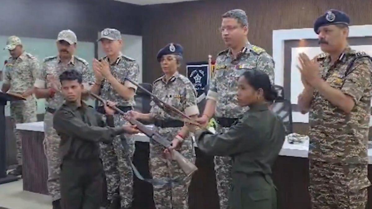 छत्तीसगढ़: नक्सलवाद के खिलाफ बड़ी सफलता, 10 माओवादियों ने किया सरेंडर