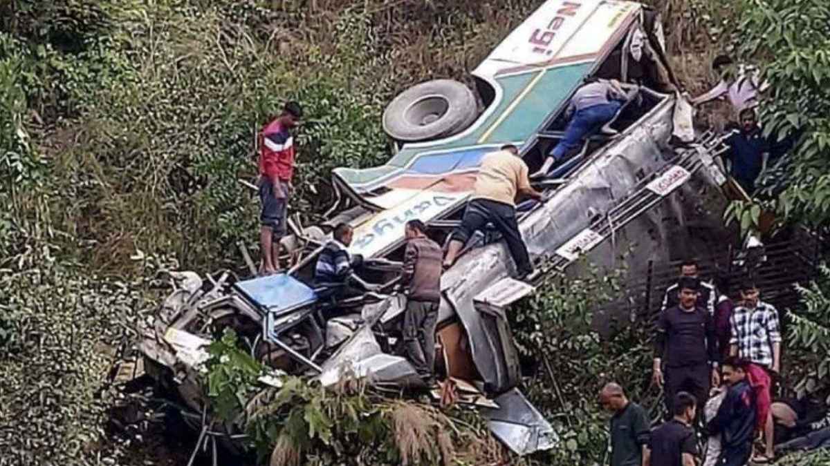 अरुणाचल के अंजॉ में खाई में गिरा मजदूरों से भरा ट्रक, कई मजदूरों की मौत अरुणाचल के अंजॉ में खाई में गिरा मजदूरों से भरा ट्रक, कई मजदूरों की मौत