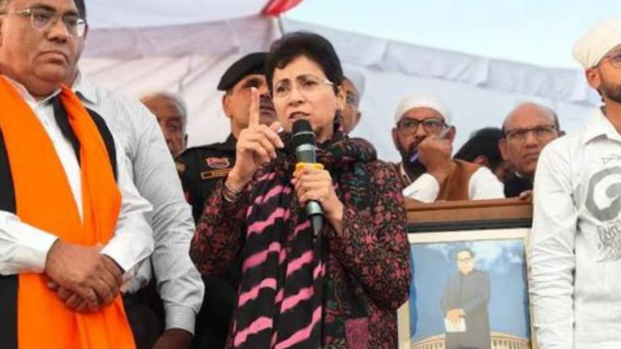 गुरु रविदास जयंती पर धमतान साहिब पहुंचीं कुमारी सैलजा; नेहरू पर हमलावर, संविधान बचाने की अपील गुरु रविदास जयंती पर धमतान साहिब पहुंचीं कुमारी सैलजा; नेहरू पर हमलावर, संविधान बचाने की अपील