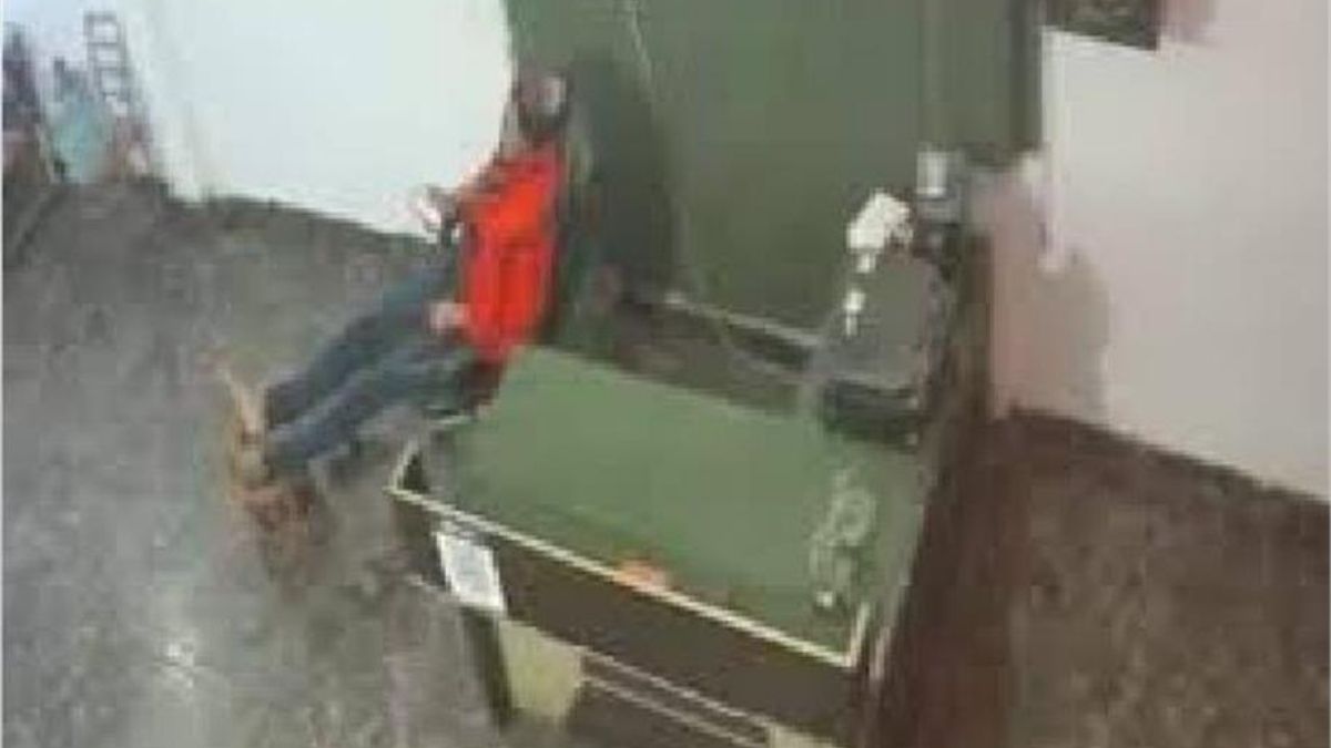 नारनौल में होटल मालिक की अचानक मौत: मोबाइल देखते हुए कुर्सी पर बैठे-बैठे गिर पड़े, CCTV फुटेज आया सामने नारनौल में होटल मालिक की अचानक मौत: मोबाइल देखते हुए कुर्सी पर बैठे-बैठे गिर पड़े, CCTV फुटेज आया सामने