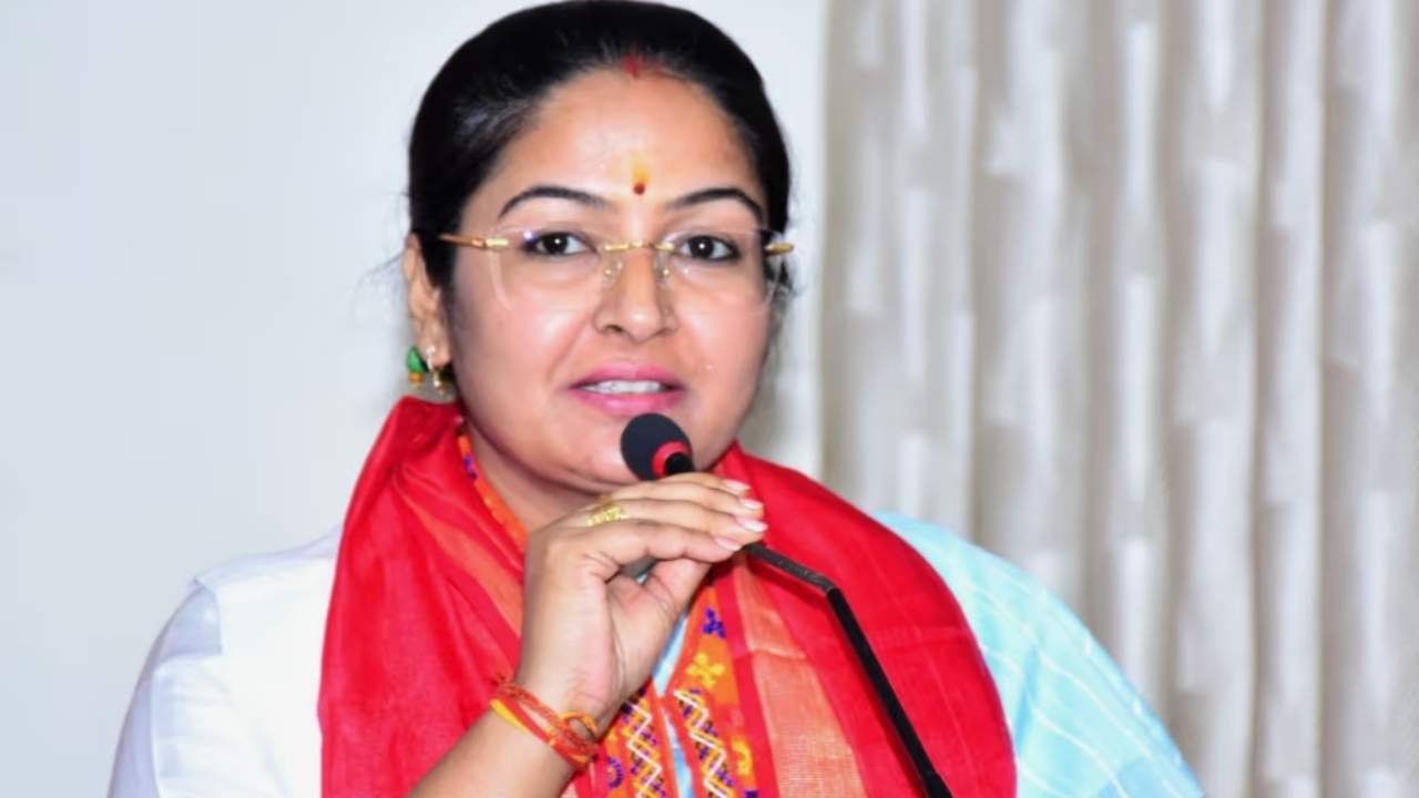 मंत्री प्रतिमा बागरी पर बढ़ी मुश्किलें: 46 किलो गांजा बरामद, रिश्तेदार की गिरफ्तारी से सियासत में भूचाल मंत्री प्रतिमा बागरी पर बढ़ी मुश्किलें: 46 किलो गांजा बरामद, रिश्तेदार की गिरफ्तारी से सियासत में भूचाल