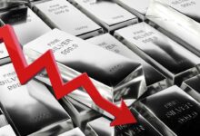 चांदी में ऐतिहासिक महा-गिरावट: ₹1 लाख प्रति किलो तक टूटे दाम, जानें क्या अब चांदी बेचना ही समझदारी है?